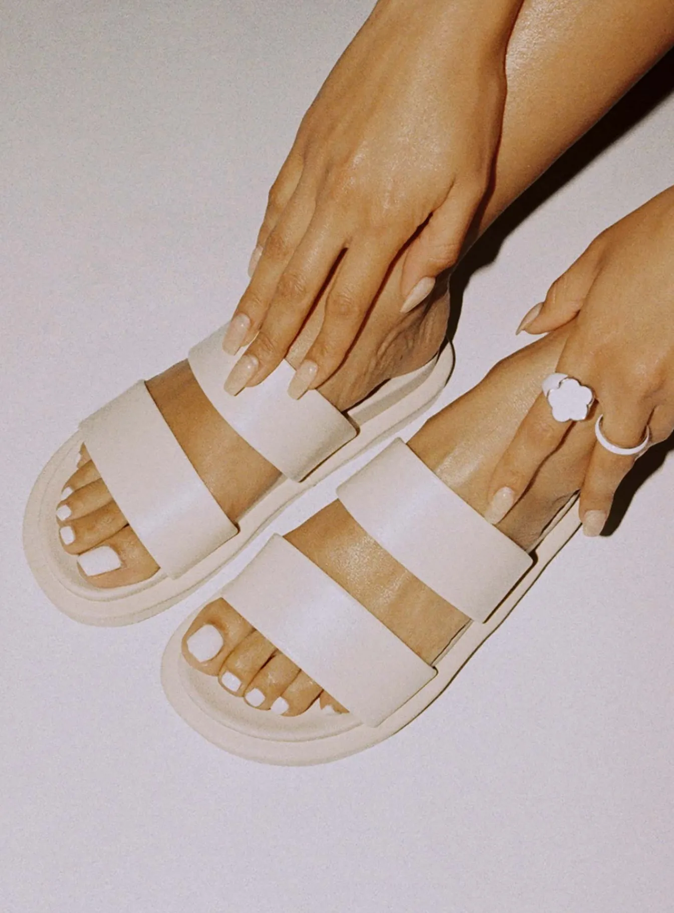 Princess Polly Getaway Slides Cream New